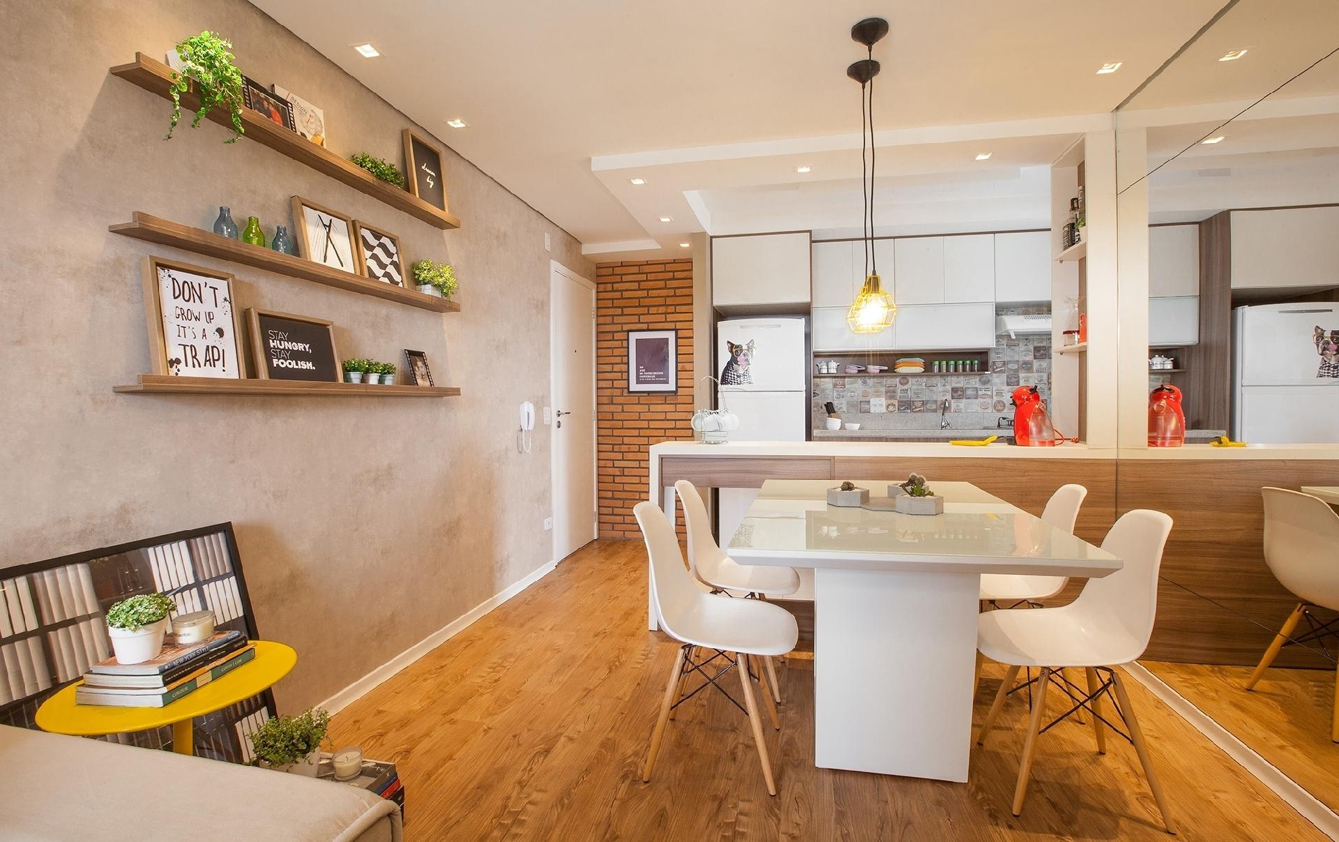 Em vez do tradicional cimento queimado, que demoraria mais para ser instalado, os profissionais da Oficina 11.11 mudaram o astral da sala com um papel de parede que imita esse acabamento. No piso, as réguas vinílicas que parecem madeira cobriram o revestimento existente em poucas horas - Daniel Popov/Divulgação