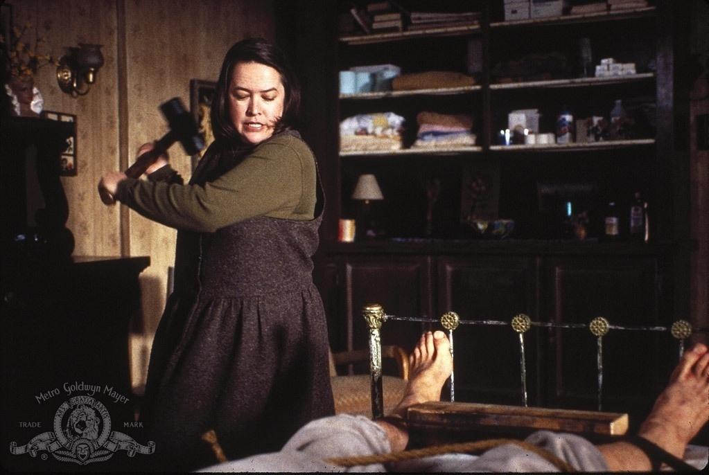 Kathy Bates em cena no filme "Louca Obsessão" (1990) - Divulgação