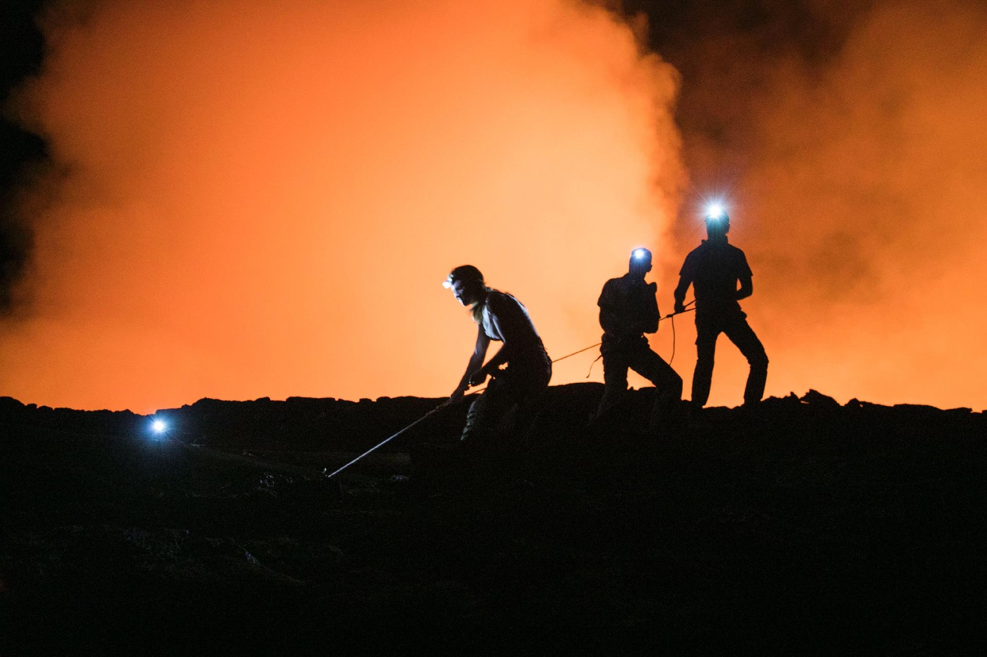 Médica Karina Oliani atravessa o vulcão Erta Ale, na Etiópia - Gabriel Tarso/Divulgação