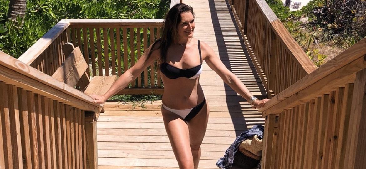 Brooke Shields posta foto de biquíni e revela corpão em dia, aos 52 anos - Reprodução/Instagram/brookeshields