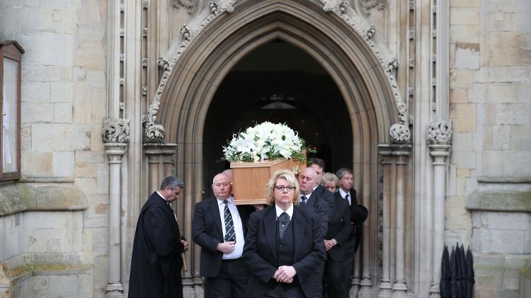 Caixão com o corpo de Stephen Hawking deixa a igreja de Santa Maria a Grande, em Cambridge, após funeral - Daniel Leal-Olivas/AFP Photo - Daniel Leal-Olivas/AFP Photo