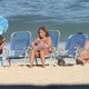 Claudia Rodrigues é flagrada na praia de Ipanema com filha e empresária   - Imagem/AgNews