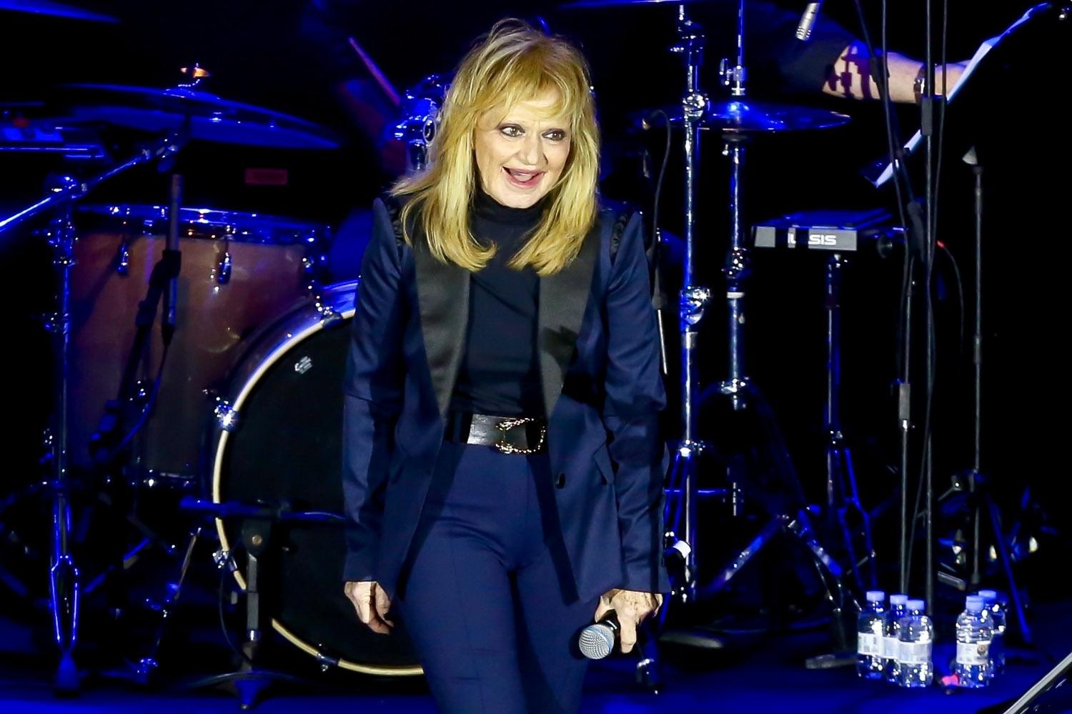 Cantora Rita Pavone passa mal e sai carregada do palco em show no Brasil - Manuela Scarpa/Brazil News