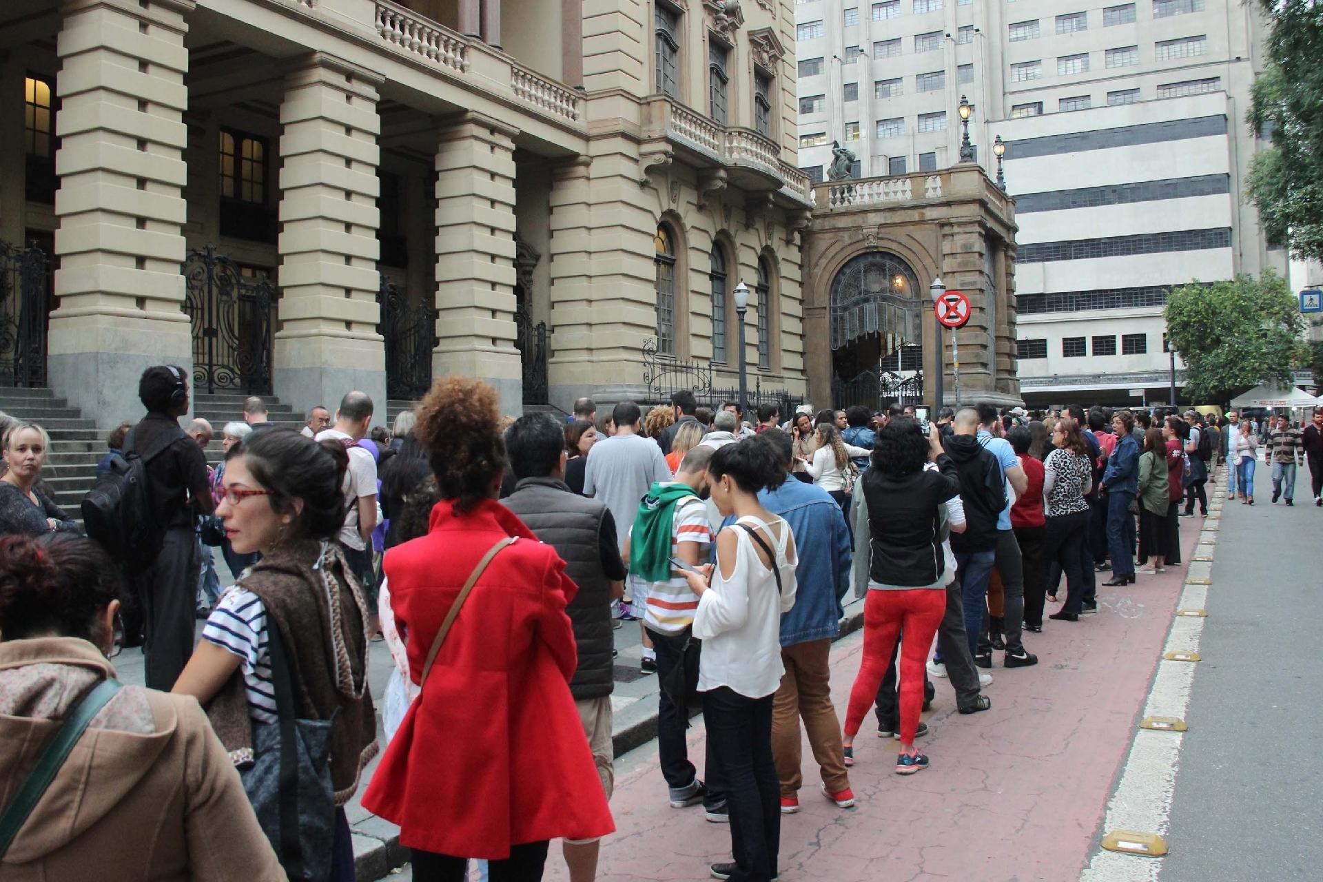 Público chega ao Teatro Municipal de São Paulo neste sábado (19) para assistir a Ópera La Traviata, que abre a programação da Virada Cultural - Henrique Barreto/Futura Press