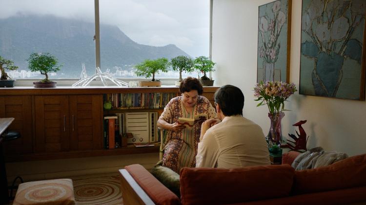 Miúcha lê trechos de "Ho-ba-la-lá", do escritor alemão Marc Fischer, em cena do documentário - Divulgação - Divulgação