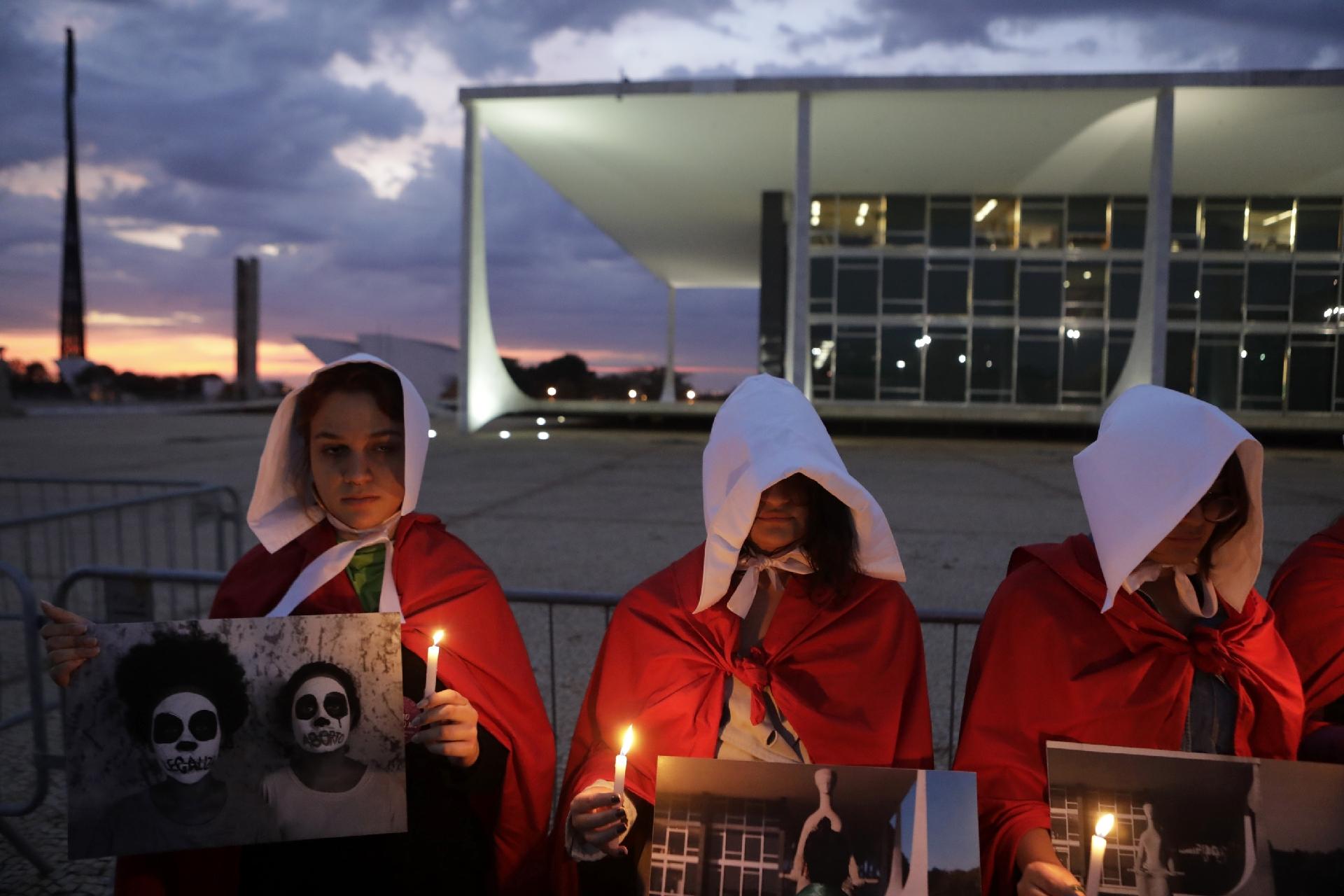 Militantes dos direitos das mulheres fazem virgília em frente ao STF contra a criminalização do aborto no Brasil, na madrugada desta segunda-feira - Lúcio Távora/UOL