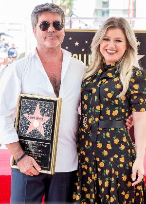 Simon Cowell com a cantora Kelly Clarkson  - Rich Fury/Getty Images