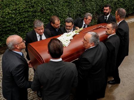 Caixão de Montserrat Caballé é carregado durante funeral em Barcelona - REUTERS/Albert Gea