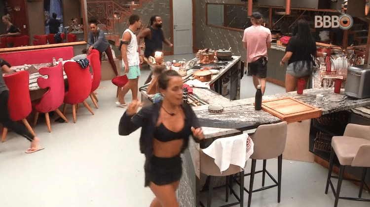 Tereza passa mal do café da manhã - Reprodução/GloboPlay - Reprodução/GloboPlay