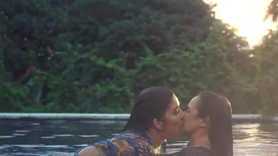 Daniela Mercury e Malu Verçosa em cena do clipe de Duas Leoas - Reprodução/YouTube