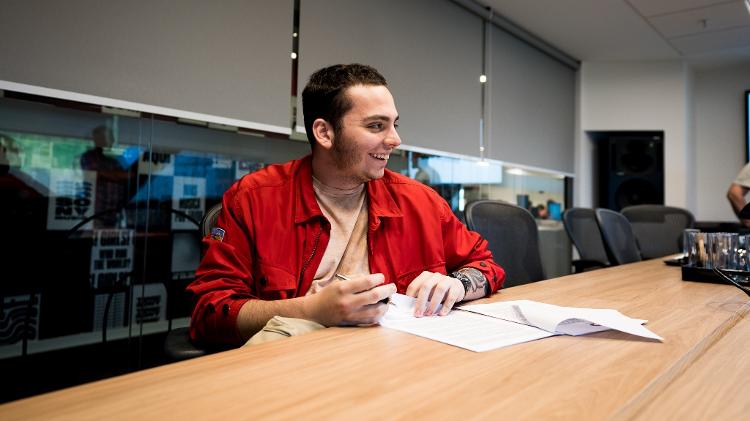 Malifoo durante assinatura do contrato com a Sony Music na última segunda - João Portela - João Portela