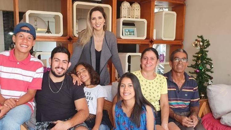 A vendedora Adriana dos Santos (sentada, a segunda da esq. para a dir.) com a família em foto recente - Arquivo pessoal - Arquivo pessoal