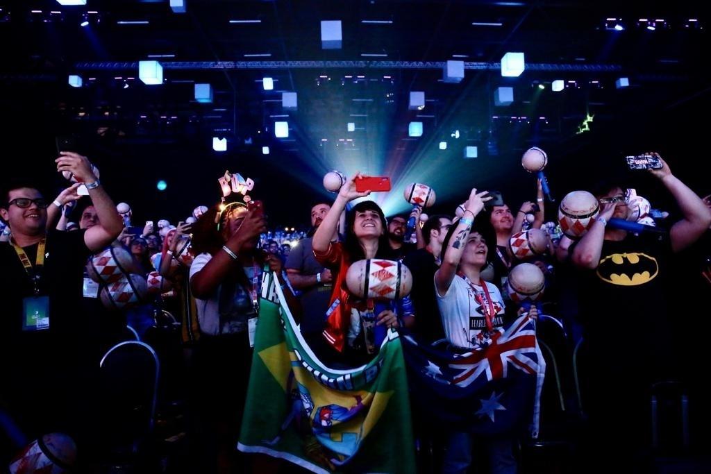 Elenco de Aves de Rapina atende fãs no painel da Warner na CCXP - Iwi Onodera/UOL