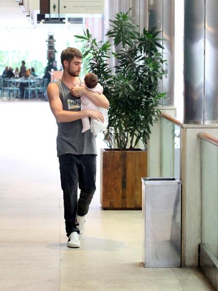 Rafa Vitti passeia com a filha no Shopping Fashion Mall - Daniel Delmiro/AgNews