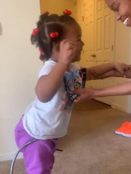 Shanell Jones postou um vídeo em que ensina a filha Kinley a andar - Reprodução/Facebook