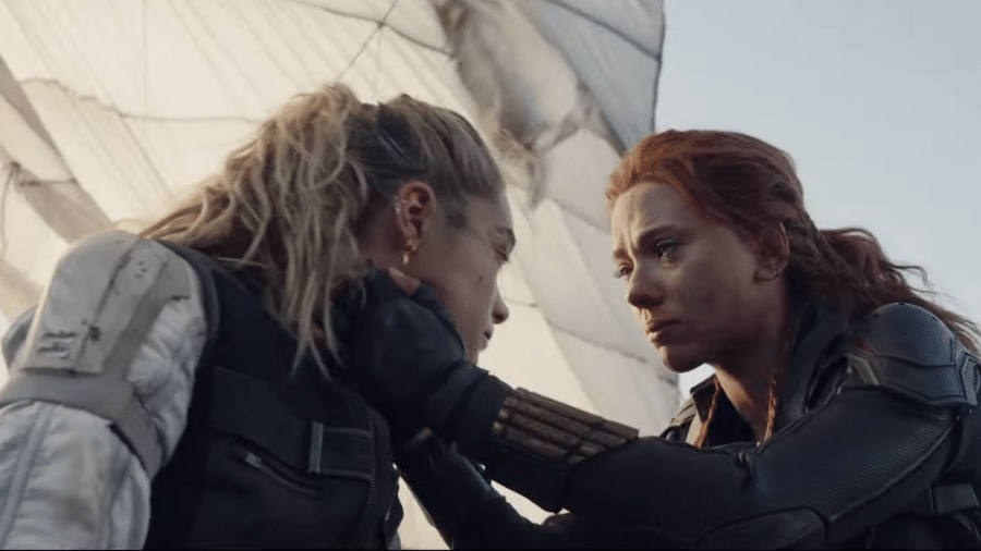 Viúva Negra (Scarlett Johansson) chora com a irmã, Yelena Belova (Florence Pugh) no trailer do seu filme solo - Reprodução/YouTube