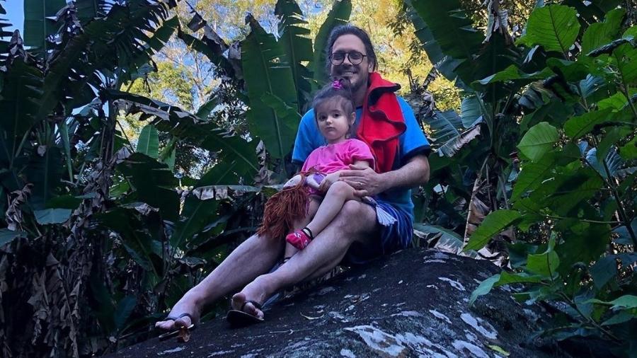 Lucio Mauro Filho com sua filha Liz, no sítio da família - Reprodução/Instagram