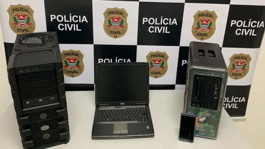 Os computadores apreendidos na casa do suspeito em operação comandada pelo delegado Luciano Carneiro de Paiva, do 6º Distrito Policial, em parceria com a Delegacia de Defesa da Mulher - Divulgação/Polícia Civil