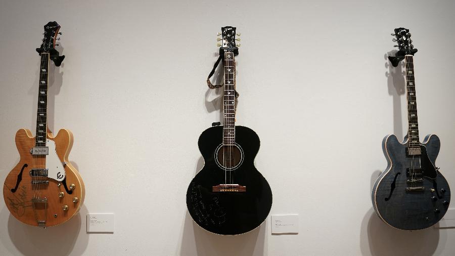 Instrumentos musicais que serão leiloados para ajudar afetados pela pandemia na música Country são expostos na casa de leilão Christie"s, em Nova York - REUTERS