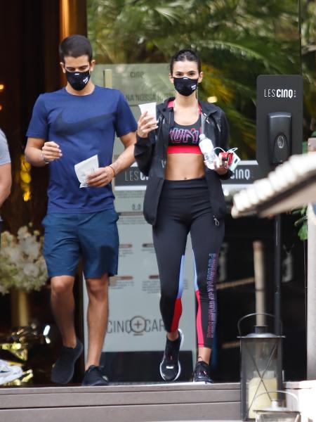 Bruna Marquezine e Enzo Celulari foram fotografados pós-treino nos Jardins, bairro nobre de São Paulo - Lucas Ramos / AgNews