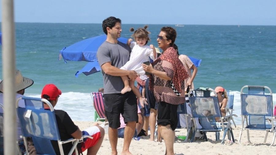 Iara Nagle, Duda Nagle e Zoe na praia de Copacabana neste domingo (15) - AgNews