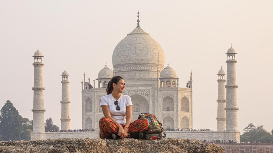 Letícia Serrão, em frente ao Taj Mahal, na Índia, durante o período sabático que fez na companhia do marido - Arquivo pessoal