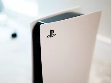 PlayStation 5 está por menos de R$ 3.600 e já vem com 2 jogos; vale a pena?