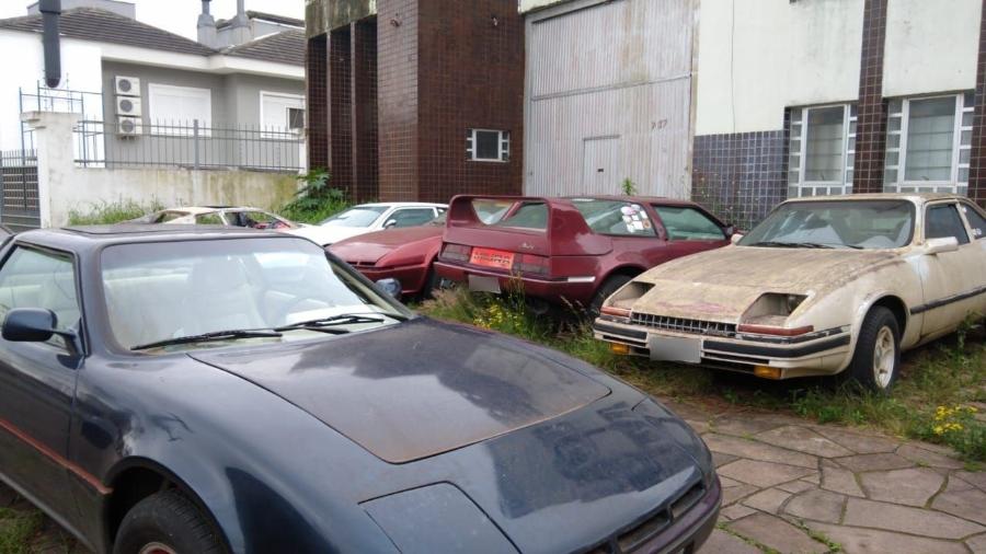 Seis carros da Miura foram fotografados empoeirados a céu aberto em Porto Alegre; marca gaúcha já foi sonho de consumo - Reprodução