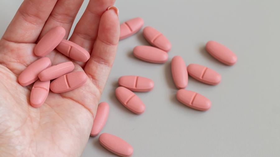 Remédio, medicamento, pílula cor de rosa, comprimido - iStock