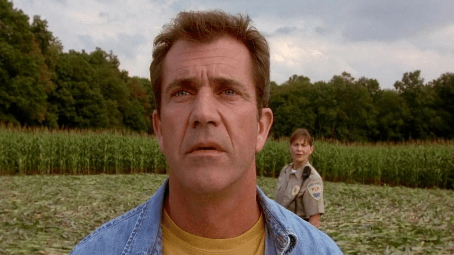 Mel Gibson em cena do filme de ficção científica "Sinais", de 2002 - Reprodução