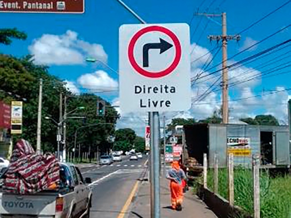 Direita livre: nova regra que deixa furar semáforo vermelho causa confusão