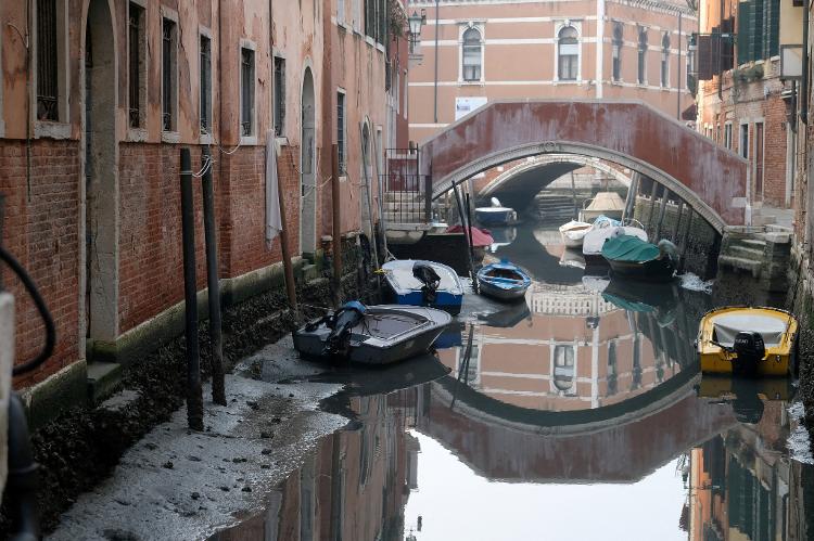 Seca na Itália faz gôndolas encalharem nos canais de Veneza (17 de fevereiro de 2023) - Manuel Silvestri/REUTERS - Manuel Silvestri/REUTERS