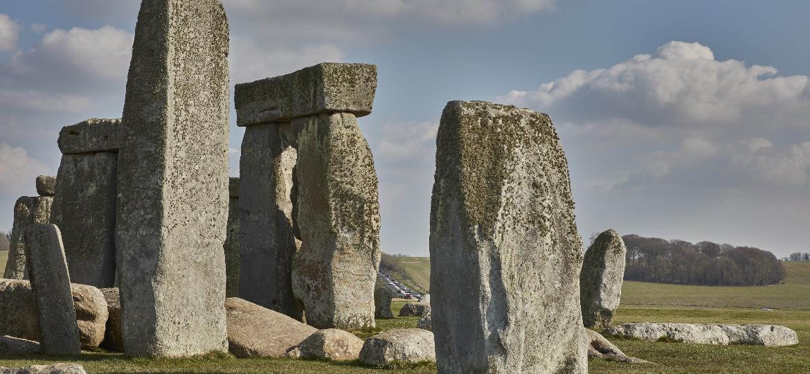 A estrada que atualmente leva visitantes a Stonehenge (ao fundo) sofre com o intenso tráfego - Divulgação/National Highways