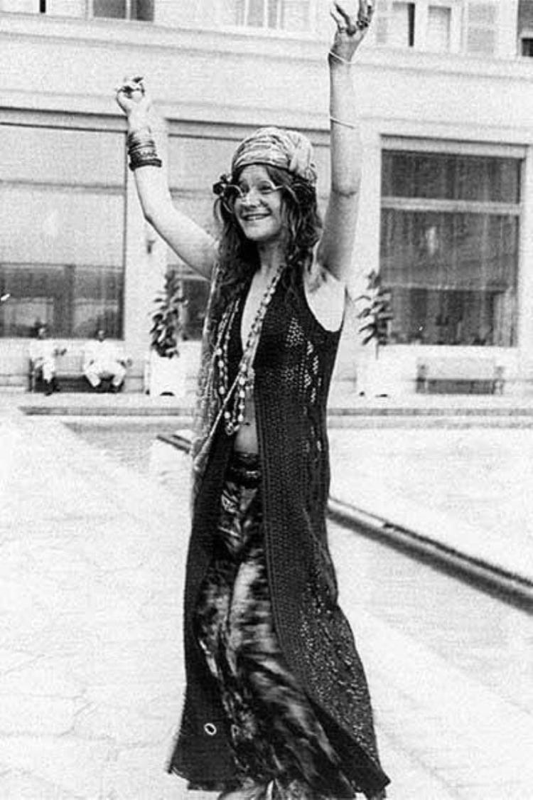 Janis Joplin na piscina do Copacabana Palace, de onde foi expulsa por nadar nua