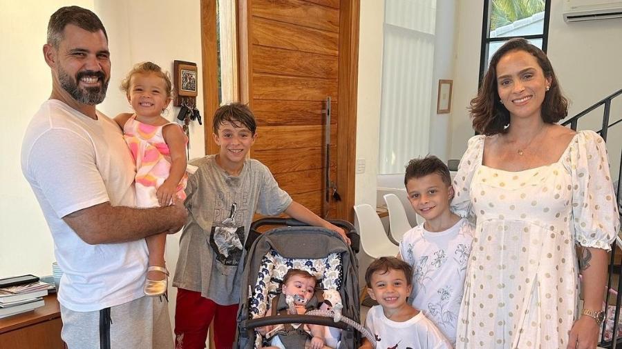Juliano e Leticia Cazarré já tem cinco filhos e esperam o sexto - Reprodução / Instagram