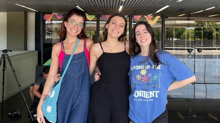 Luisa Doria, 23, Eduarda Braga, 21, e Luiza Donovan, 23, esperavam Taylor Swift em aeroporto do Rio de Janeiro