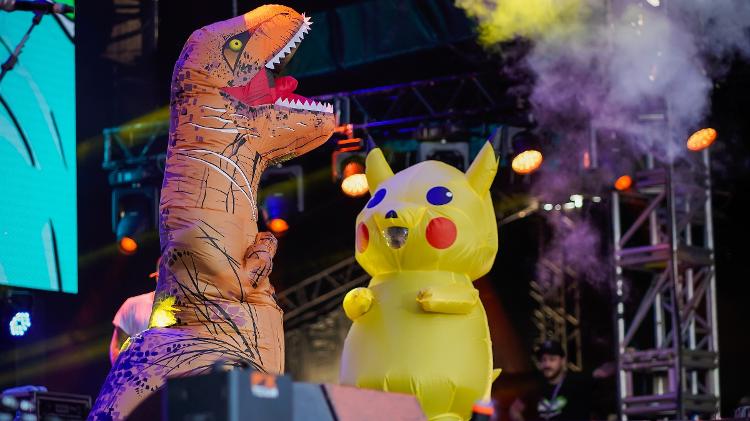 O humorista Diogo Defante ainda promoveu uma briga de Pokémons no palco