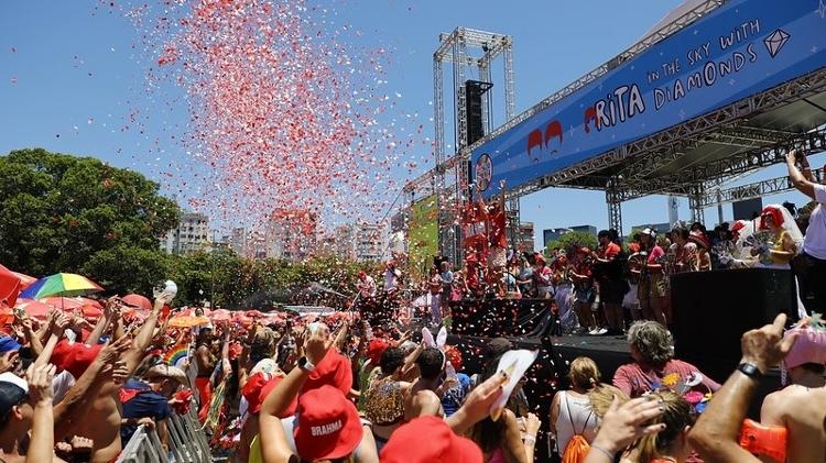 Muito colorido no desfile do bloco Sargento Pimenta no Aterro do Flamengo