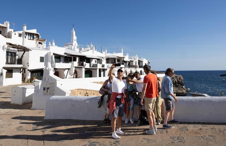Turistas na praia de Binibeca, em Menorca