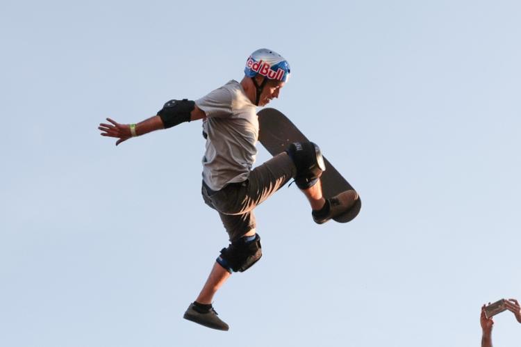 Mineirinho faz demonstração no halfpipe montado no João Rock