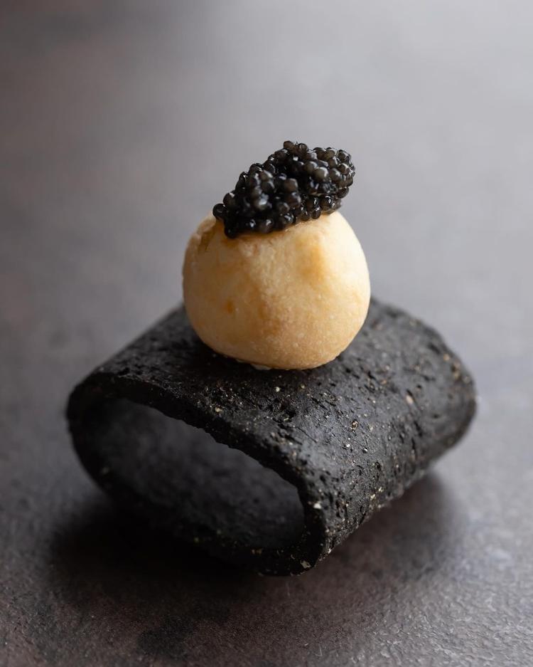 Pão de quejo com caviar, do Nosso