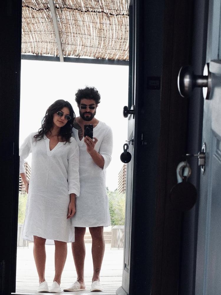 Caio Castro abraçado com Vitória Bohn em Portugal