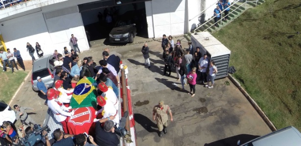 Sob forte comoção, corpo de Cristiano Araújo é enterrado em Goiás