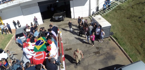 Aplausos rompem silêncio e marcam enterro de Cristiano Araújo em Goiânia -  @aredacao