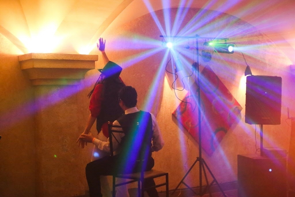 25;jul.2015 - Fãs de "Cinquenta Tons de Cinza" fazem dança sensual durante a Convenção 50 Tons de Grey, na Casa de Portugal, no bairro da Liberdade, em São Paulo. O evento rúne palestras, workshops, sessões de autógrafos, shows de música e dança que remetem ao universo erótico dos livros de E.L. James - Ricardo Matsukawa