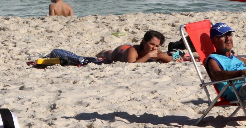 16.ago.2015 - Grávida de cinco meses de sua primeira filha, Deborah Secco, 35, curtiu o sol deste domingo (16) na praia da Barra da Tijuca, no Rio. A atriz estava acompanhada do namorada, Hugo Moura, que praticou skysurfing
