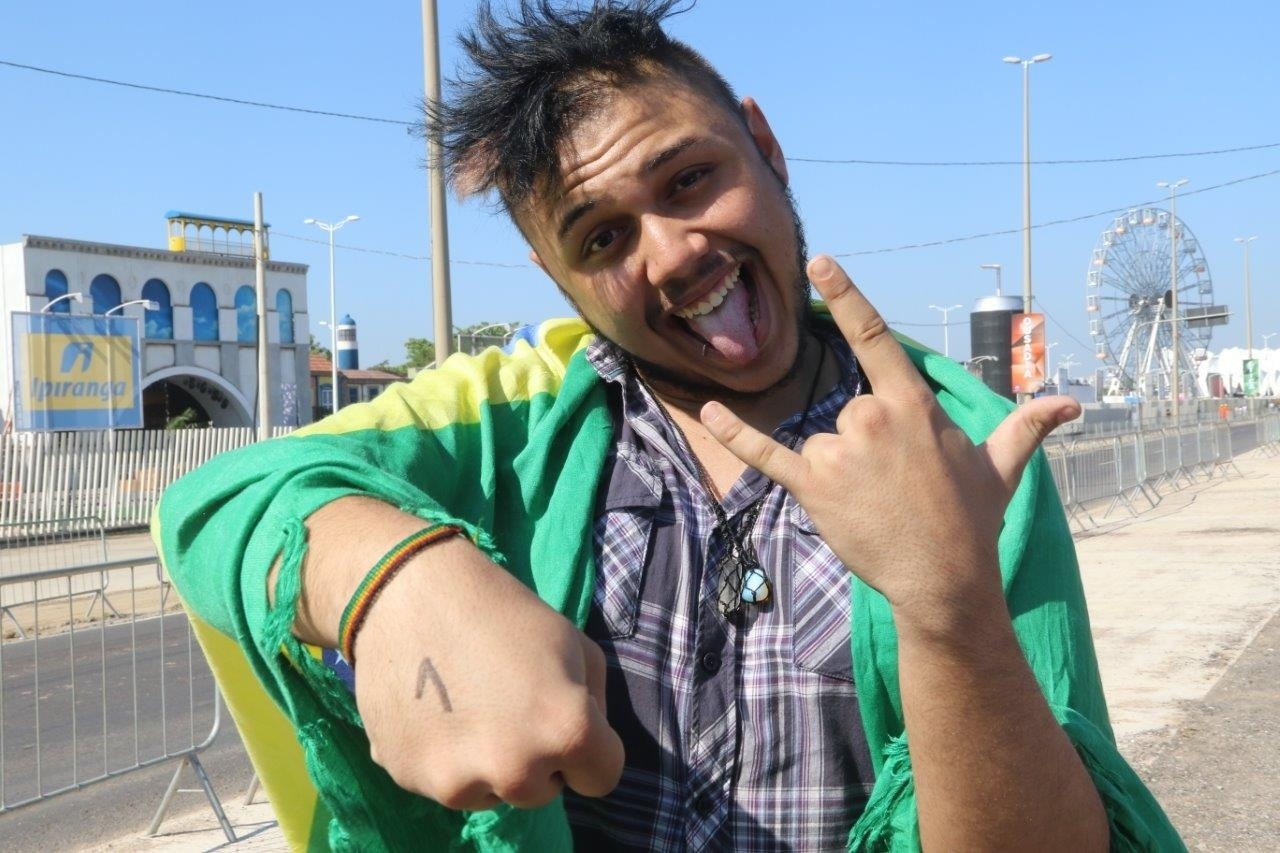 18.set.2015 - Fã de Queen, Lucas Oliveira chegou às 3h na fila para o Rock in Rio - Zulmair Rocha/UOL