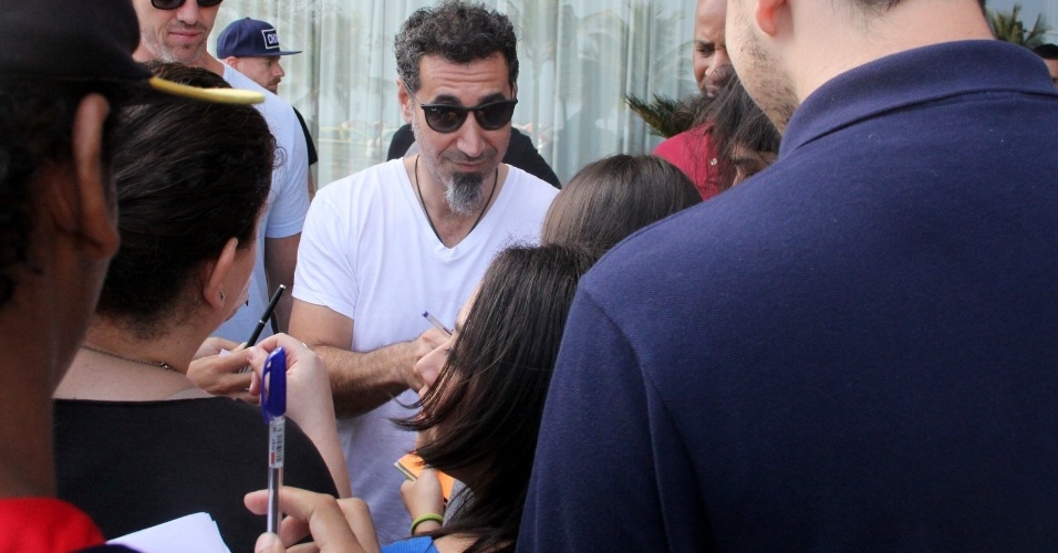 23.set.2015- Serj Tankian, vocalista do System of a Down, que se apresenta no Rock in Rio nesta quinta, distribui autógrafos na porta do hotel Fasano, na zona sul do Rio de Janeiro