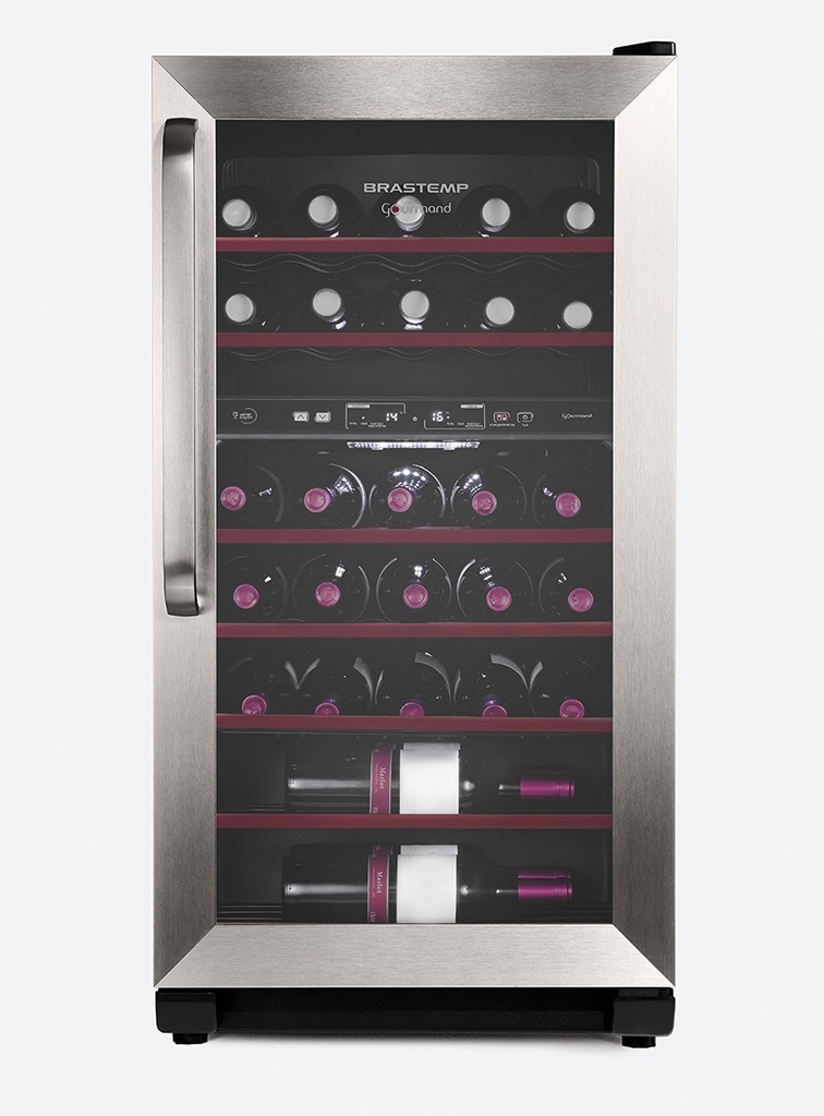 A adega Dual Zone Brastemp Gourmand se destaca por ter dois compartimentos com controles de temperatura independentes para armazenar simultaneamente dois tipos de vinho. Com capacidade para guardar até 31 garrafas, o equipamento está à venda por R$ 2.699,90 na Americanas (www.americanas.com.br) - Divulgação