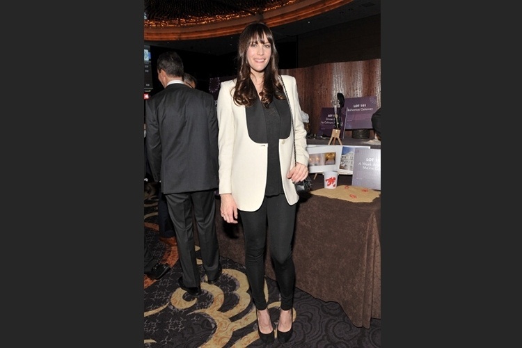 A atriz Liv Tyler usou a legging preta em um visual formal ótimo para trabalhar com conforto. A calça justinha foi o complemento ideal para a blusa básica e o blazer com modelagem ampla. O scarpin e a bolsa pequena ajudam a trazer mais elegância ao visual - Getty Images
